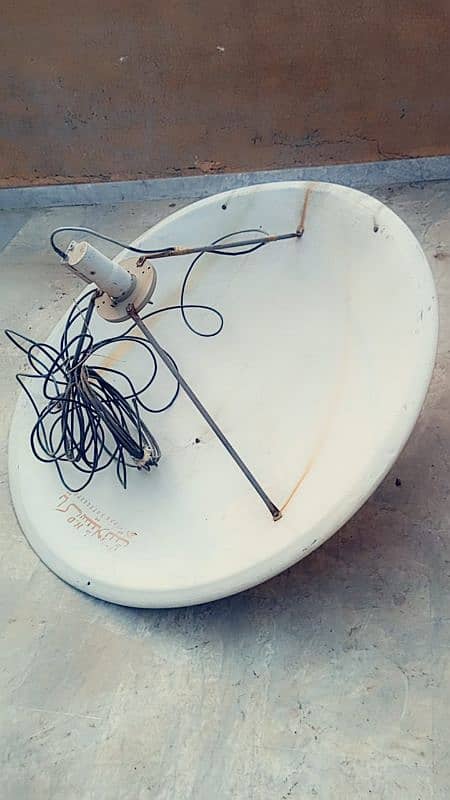 Dish antenna with stand and receiver 0