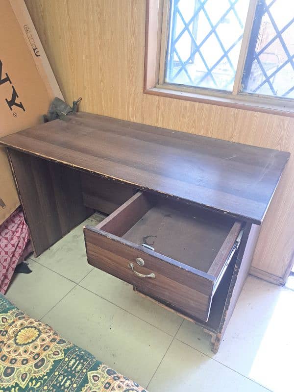 Computer table (big) is available for selling 0