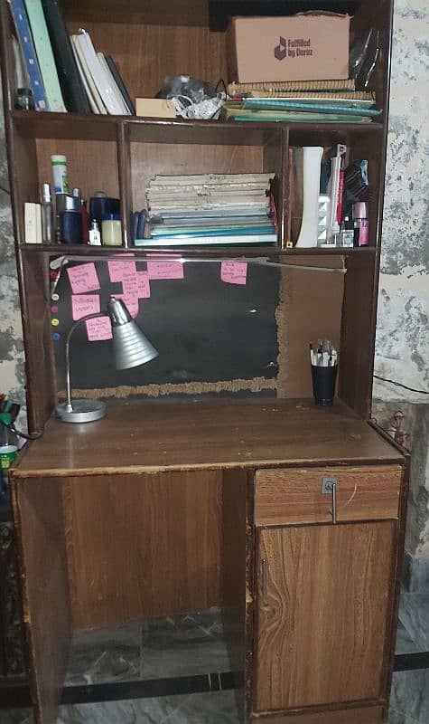 study table in very good condition 0