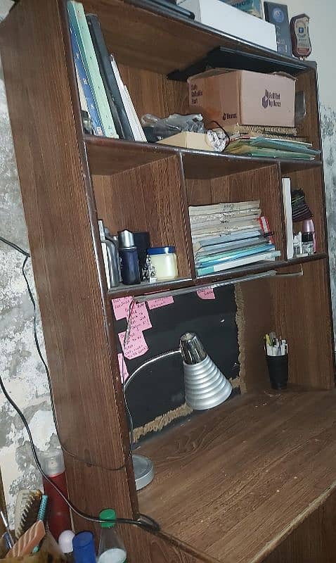 study table in very good condition 3