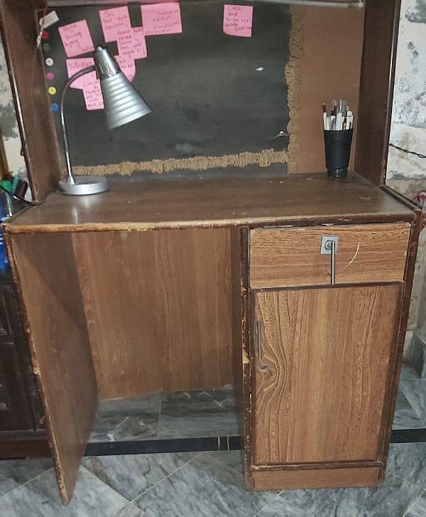 study table in very good condition 4