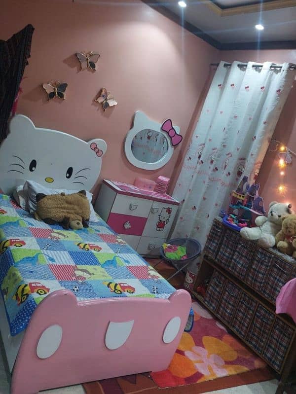 Hello kitty bed / dressing 0