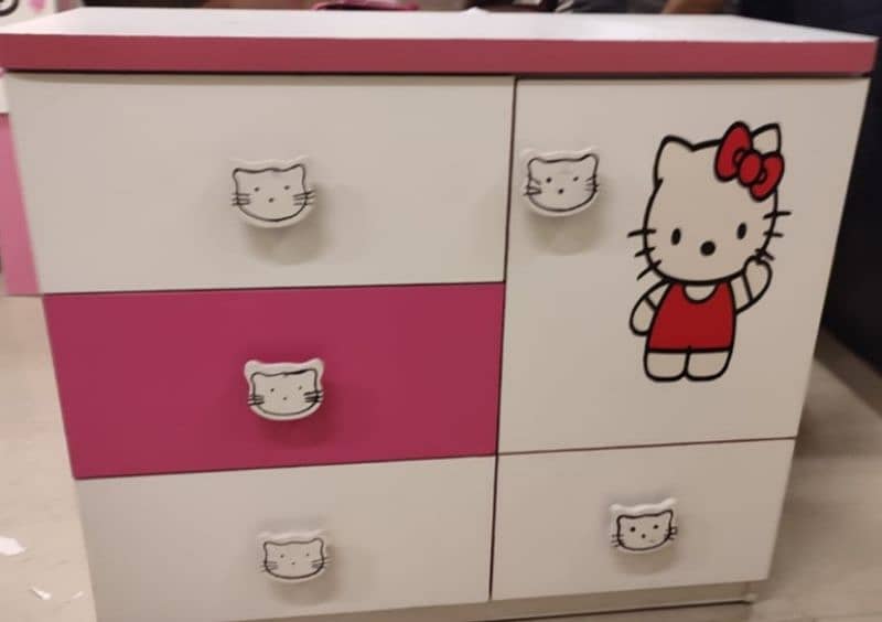 Hello kitty bed / dressing 1