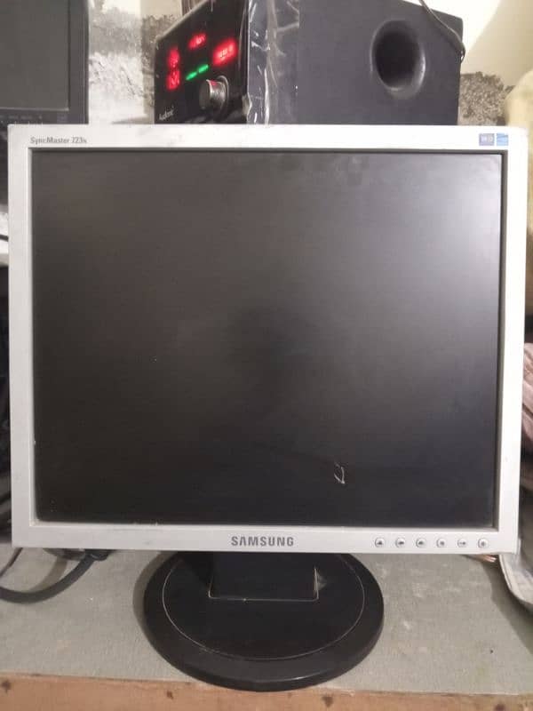 Samsung 17 inach LCD far sale urgent 0