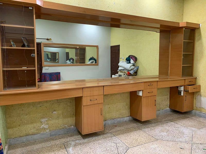 dressing table can be used beauty parlor 0