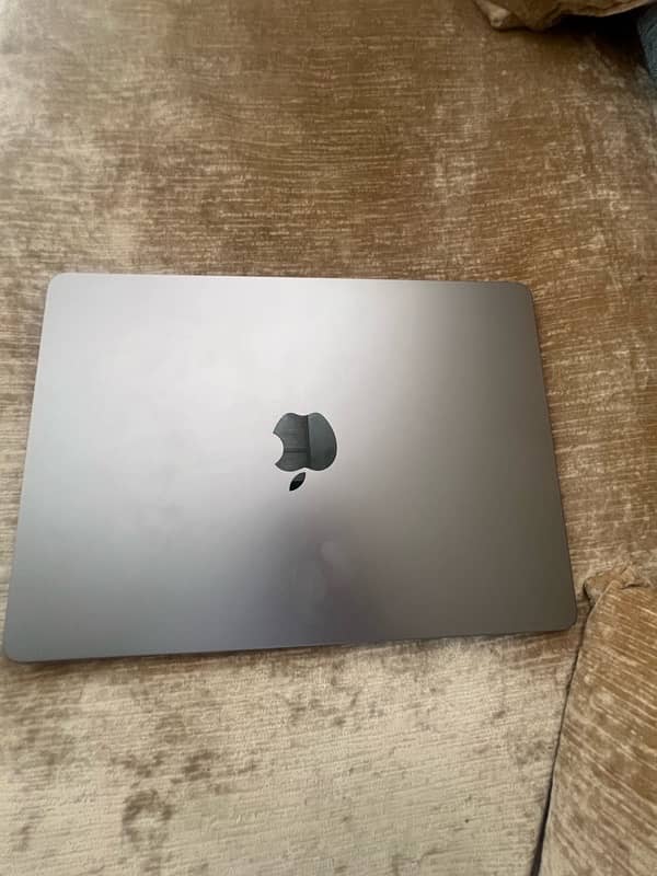 Macbook Air 8/512 gb august 2022 in pristine condition . 2