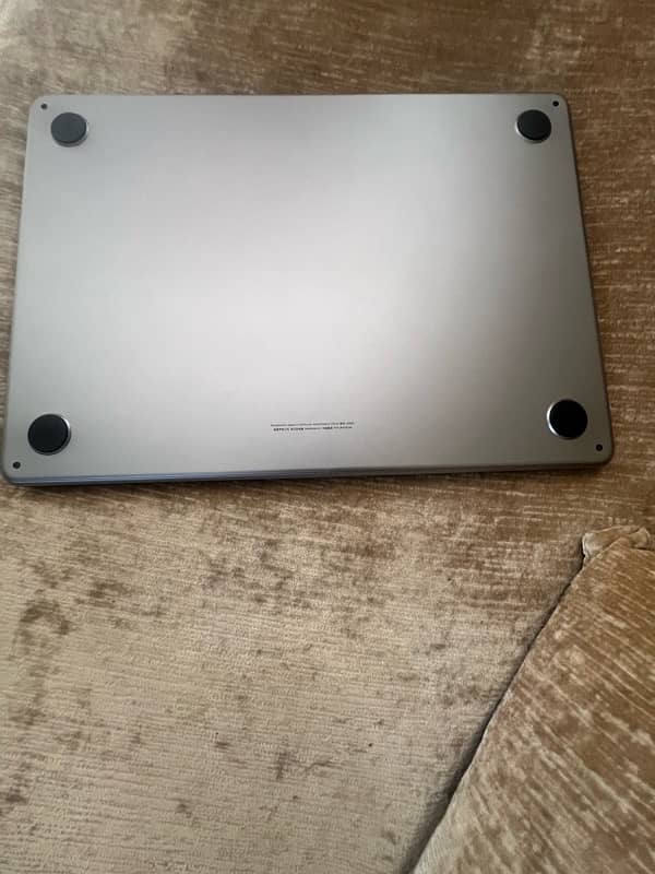 Macbook Air 8/512 gb august 2022 in pristine condition . 4