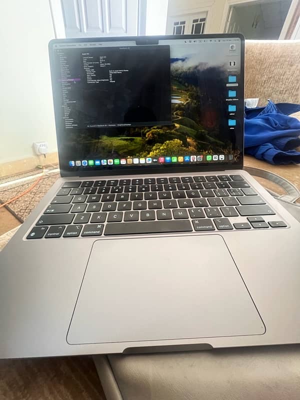 Macbook Air 8/512 gb august 2022 in pristine condition . 6