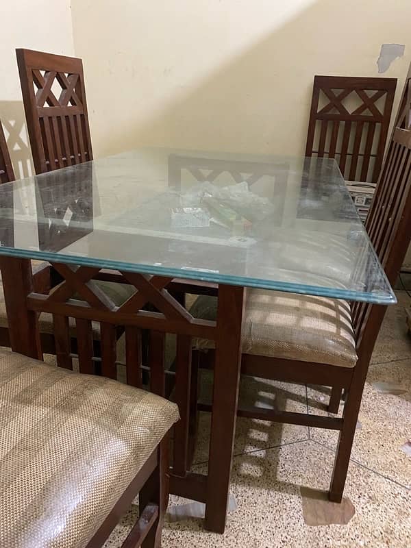 urgent selling Dining table new condition 2 months old 0