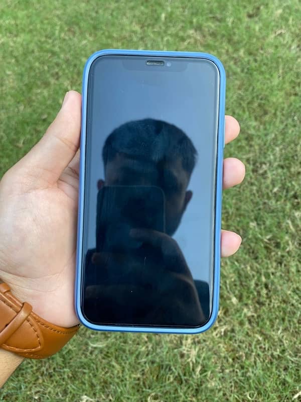 iPhone xr in Excellent condition 11