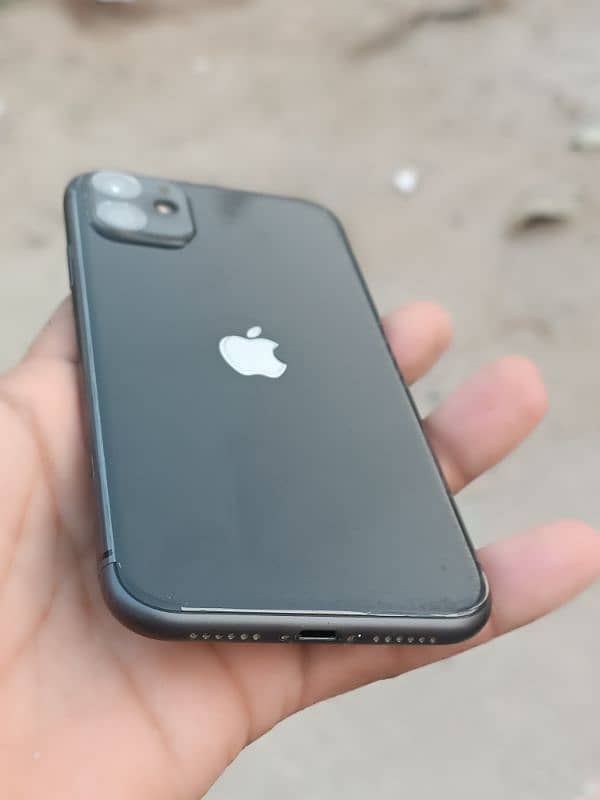 i phone 11 75 helth bettry bilkul saf suthra 10/10 conditions 128gb 0