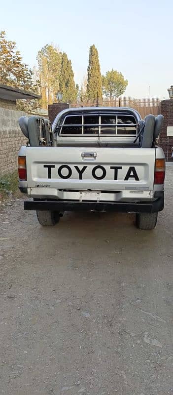 toyata Hilux pickup 12