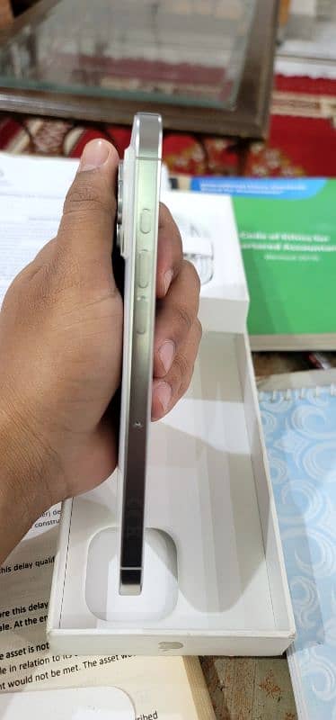 iphone 16 pro max 256 GB Titanium white 4