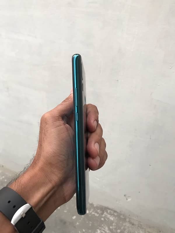 Huawei Y9 Prime 4/128 one Hand use female 3