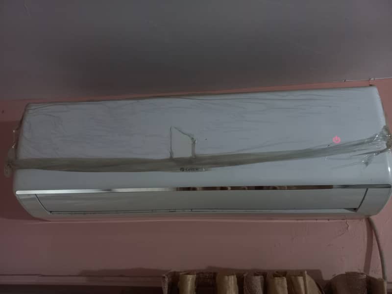 Gree split ac good condition 2