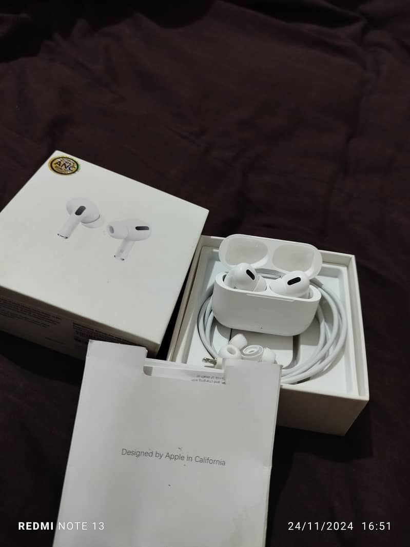 Apple Airpods Pro 2nd generation white colur with Box and acesseries 0