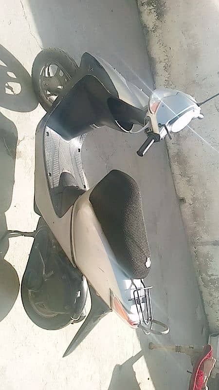 ya Honda ki Scooty hai yah petrol per chalti hai 1