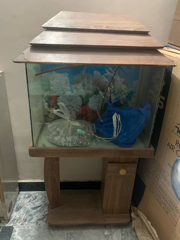 Aquarium with stand, top and few accessories 0