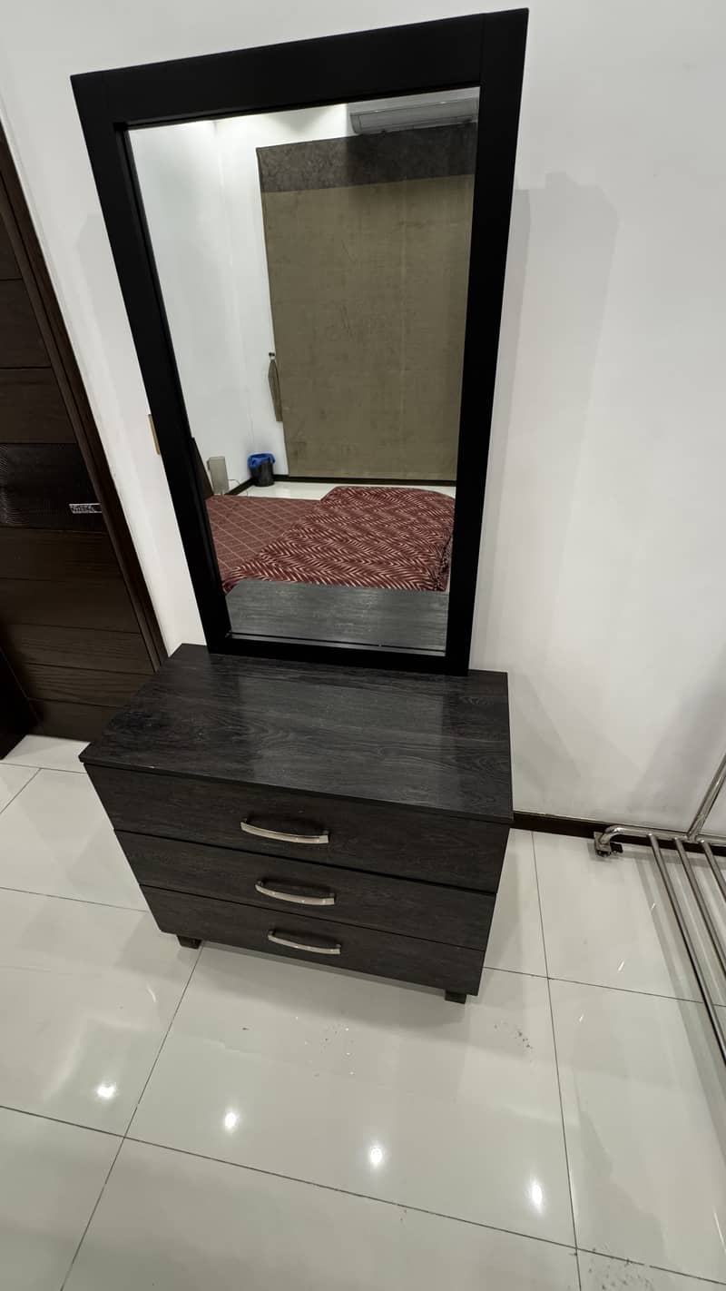 Dressing table with mirror and drawers 0