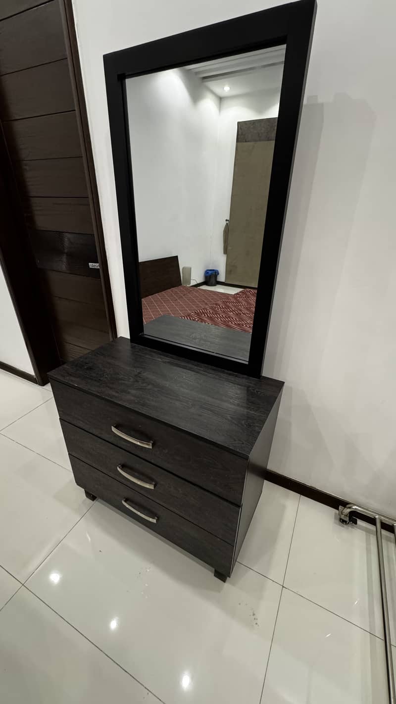 Dressing table with mirror and drawers 1