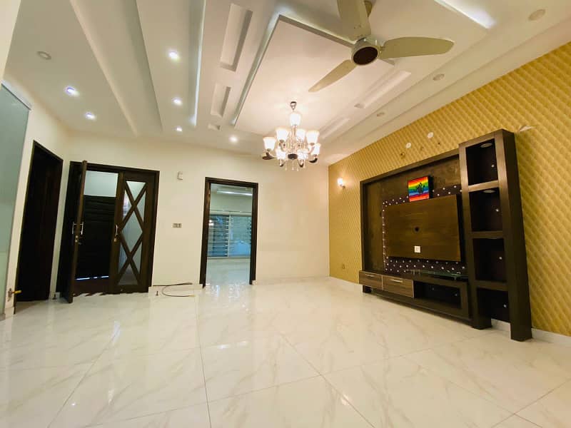 10 Marla Brand New Luxury Upper Portion For Rent In SHAHEEN BLOCK Bahria Town Lahore 0