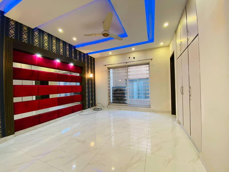 10 Marla Brand New Luxury Upper Portion For Rent In SHAHEEN BLOCK Bahria Town Lahore 6