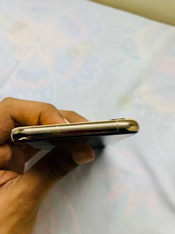 iphone xs gold mint condition like new 3