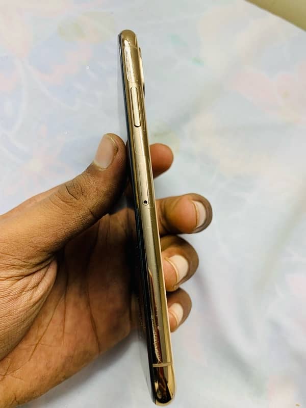 iphone xs gold mint condition like new 4