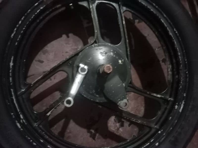 Honda deluxe 125 ke mukammal alai rim aur tyre 3