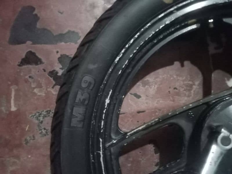 Honda deluxe 125 ke mukammal alai rim aur tyre 4