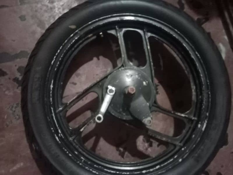 Honda deluxe 125 ke mukammal alai rim aur tyre 5