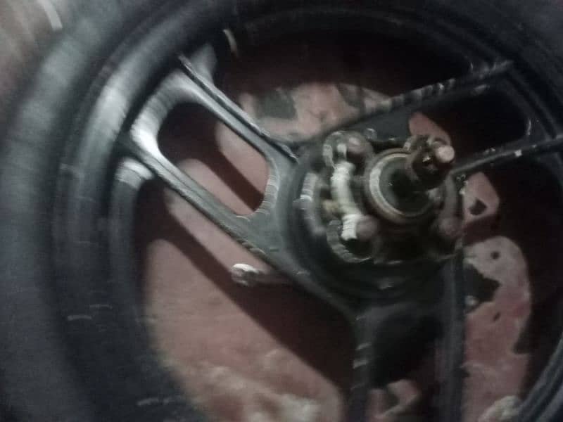 Honda deluxe 125 ke mukammal alai rim aur tyre 6