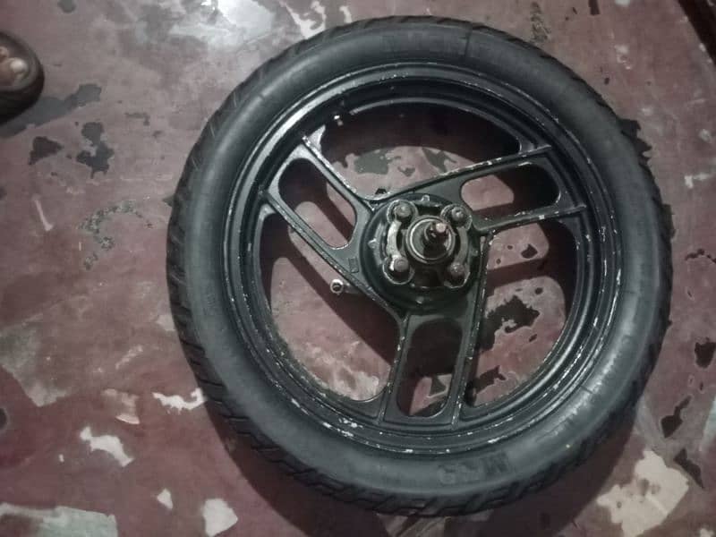 Honda deluxe 125 ke mukammal alai rim aur tyre 8