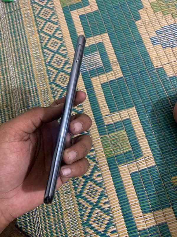 vivo y73 (8+128) condition 10/10 one handed use 2