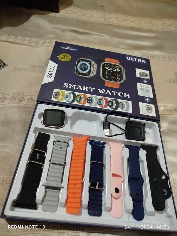 Smart Watch with 6 different straps and charger 0