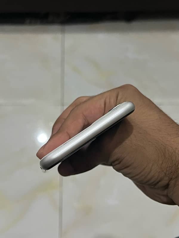 iPhone 11 128gb factory unlock white 3