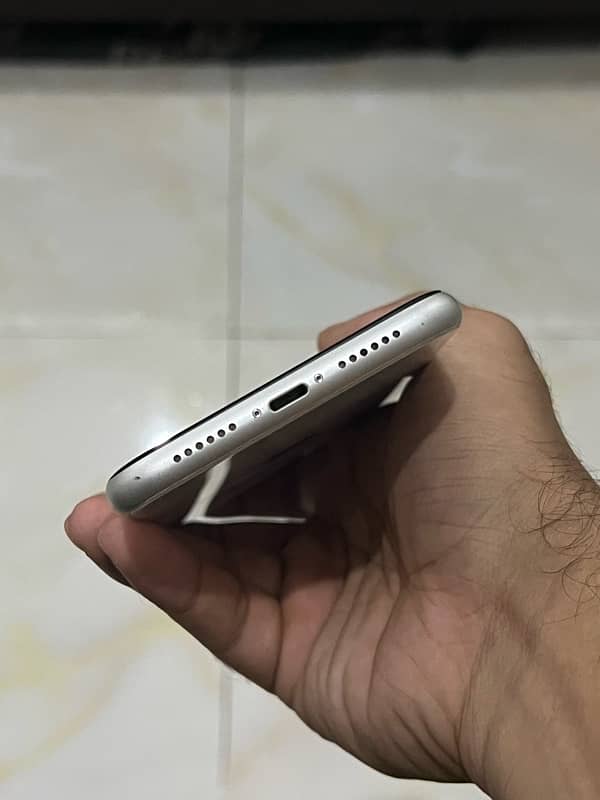 iPhone 11 128gb factory unlock white 7