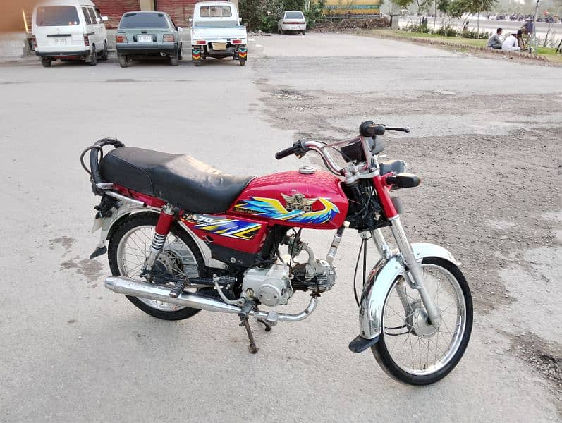 Motorcycle red color Sutlej 20 model bike 3