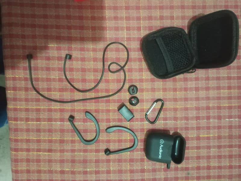 Earbuds 2 Max with all accessories 6