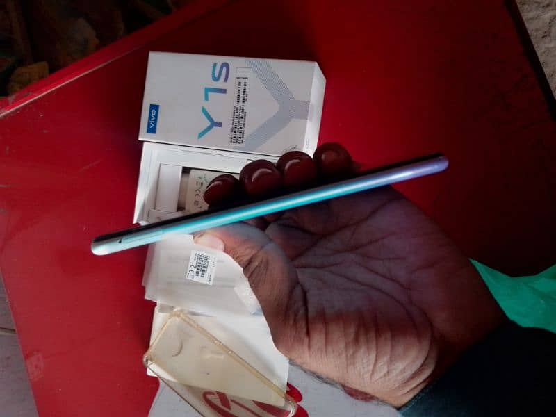 VIVO Y1S in Good condition with box charger 3