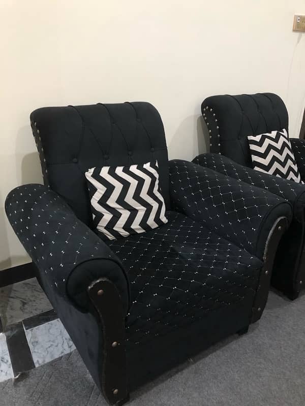 5 seater sofa set with in good condition with 5 cushions 4