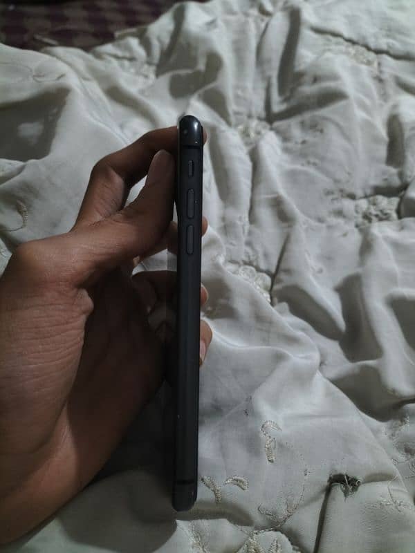 Iphone 11 64Gb Factory unlock With Charger 3