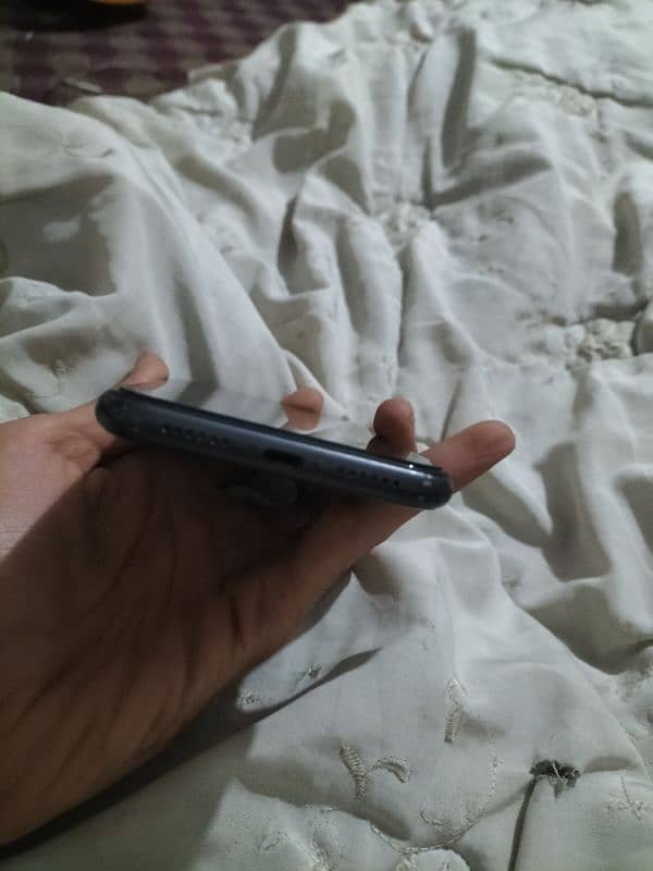 Iphone 11 64Gb Factory unlock With Charger 4