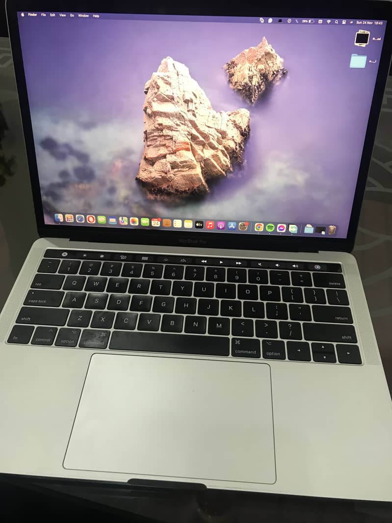 MacBook Pro 2017 core i5 13 inch 8/256 1