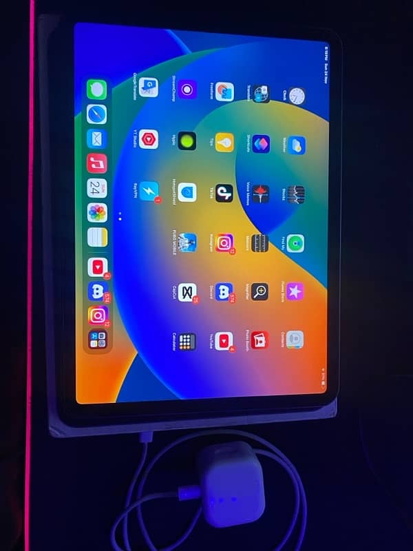 Ipad pro 2020 (256) GB with Box 2nd Generation 3