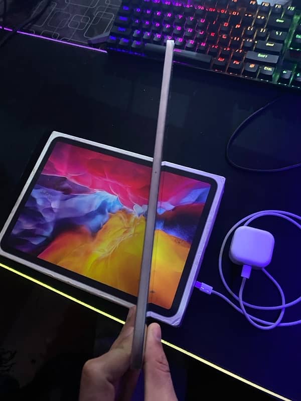 Ipad pro 2020 (256) GB with Box 2nd Generation 4