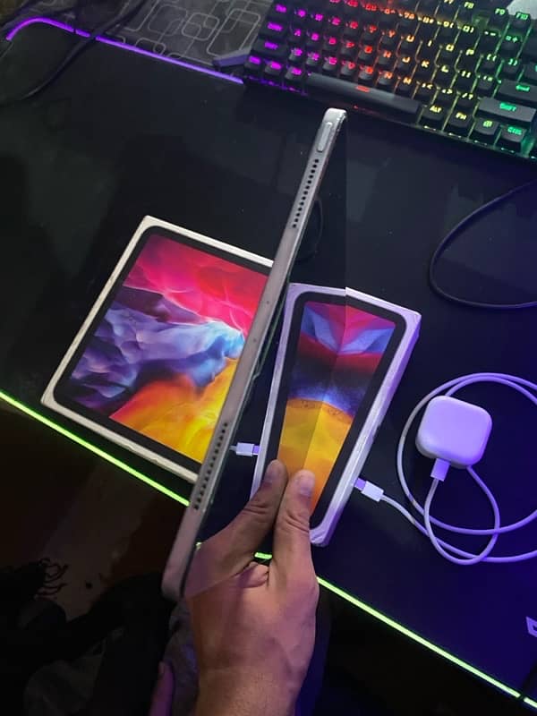 Ipad pro 2020 (256) GB with Box 2nd Generation 6