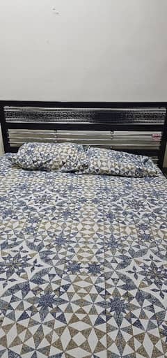 iron bed in good condition