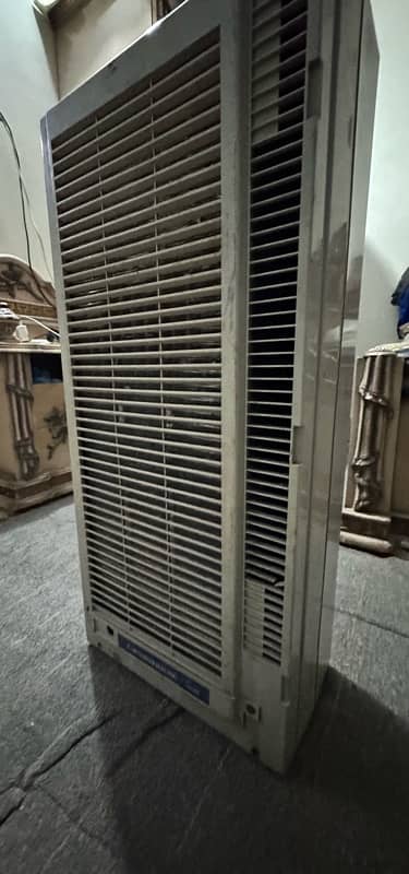 Mitsubishi 220 portable Ac genuine condition 0