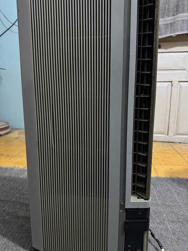 Mitsubishi 220 portable Ac genuine condition 2